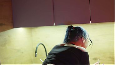 Garota gótica sendo penetrada oralmente e ejaculando em seu rosto.