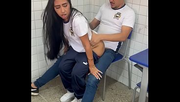 Novinha de 18 anos sentando no amigo na sala de aula