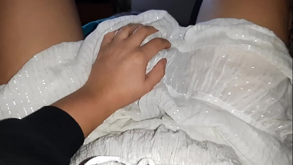 Namorada tímida faz carinho na buceta com habilidade