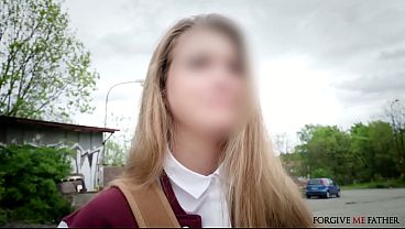 Loira universitária confessa ter transado com 10 caras e engolido o esperma.