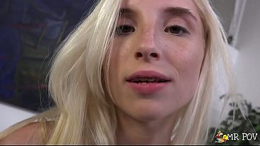 Novinha loira exibe suas habilidades em boquete