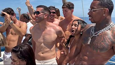 Orgia na praia com 10 garotas e DP selvagem