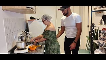 Coroa safada exibe sua bunda linda e branquinha