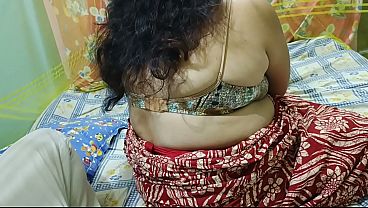 Desi Bhabhi glamorosa e sexy de sari exibindo seus seios grandes e sendo apreciada pelo amante.