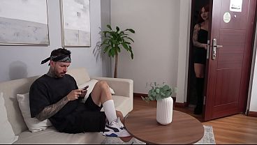 Camarada de quarto pede gozada no rosto após festa