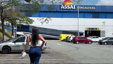 MILF - LEVEI MINHA MADRASTA DE LEGGING SOCADA NO CU PRA FAZER COMPRAS E ELA ME MAMOU NO ESTACIONAMENTO, FODENDO A MADRASTA NO MERCADO