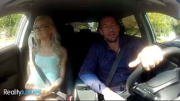 REALITYJUNKIES - Motorista solitário dá sorte quando sua caroneira sexy oferece uma mamada espontânea.
