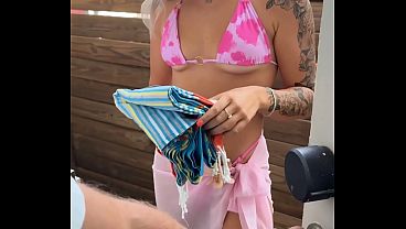 A morena tatuada Lexi Flexx foi flagrada entrando sorrateiramente no chuveiro do padrasto para uma sessão de sexo anal selvagem.