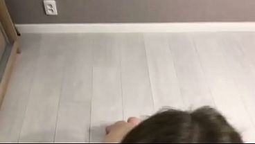 Amadora magra faz boquete e leva gozada na boca