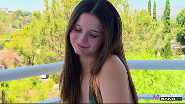 Carly Kiss faz sexo oral antes de ser fodida ao ar livre.