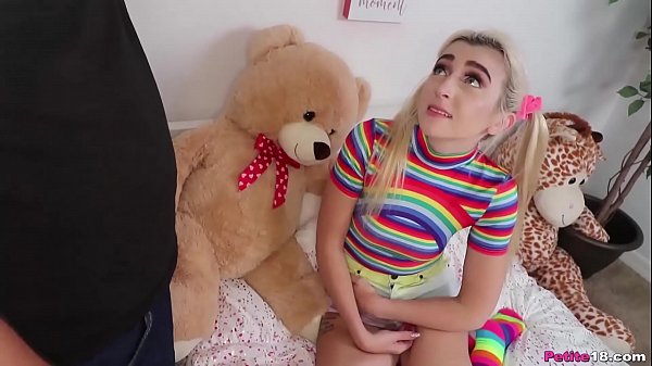 Novinha de tranças leva gozada em cena colorida