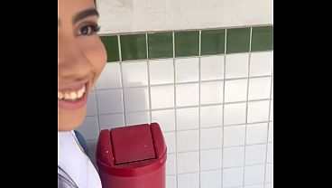 Novinha de 18 anos se entrega ao amigo na sala parte 2