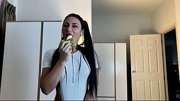 De brincadeira com banana a gozada no rosto