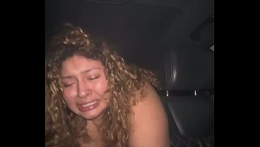 Latina montando no pau na parte de trás do carro
