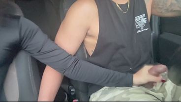 Estudante baixinha faz boquete no carro e leva gozada