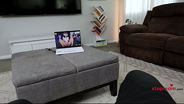 Coroa não esconde o quanto o vídeo a excitou