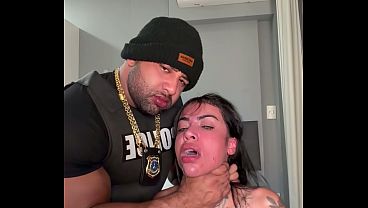 Fantasia de policial e surra de pau na novinha