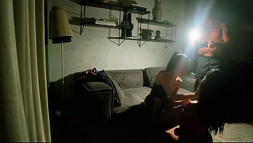 Sessão lésbica real com strap-on no sofá