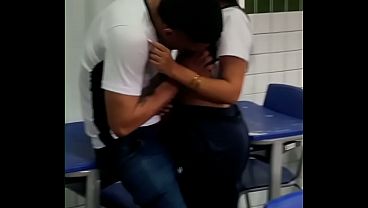 Novinha morena de 18 anos em aula com amigo atrevido