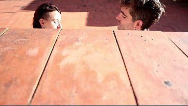 Casal fazendo closes sensuais ao ar livre