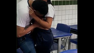 Transamos na sala de aula com novinha de 18 anos