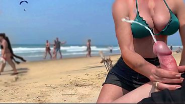 Mulher da praia me faz gozar na frente de todos