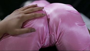 O MAIS NOVO VÍDEO PORNÔ INDONÉSIO: BRINCANDO COM A VAGINA MACIA DE CHINDO ATÉ SUA CALÇA DE CETIM FICAR MOLHADA