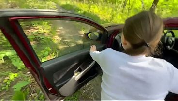 Gostosa geme forte de prazer dentro do carro
