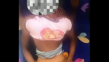 Jovem negra se diverte se tocando sem parar