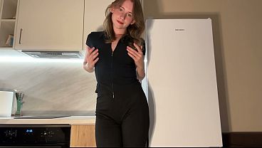 Pixie provocante de terno na cozinha com salto alto