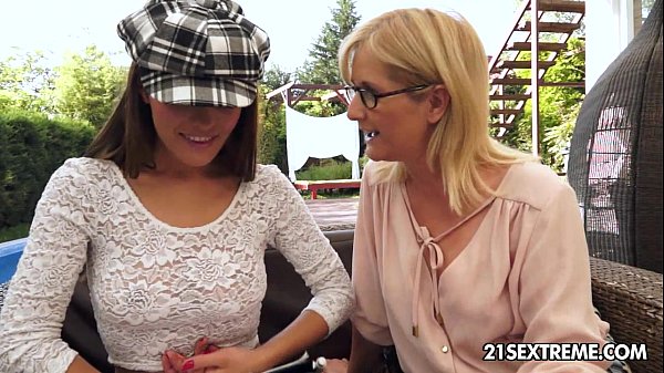 Amor lésbico entre coroa e novinha com Dominica e Jennyfer