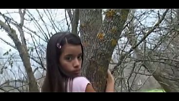 A pequena Lupe aproveita um passeio sozinha ao ar livre.