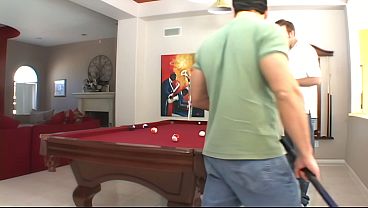 Morena com bunda grande em dupla penetração anal