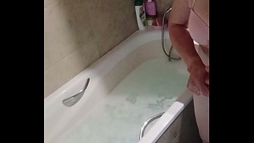 Ele disse que ia ensaboar minhas costas e me fodeu