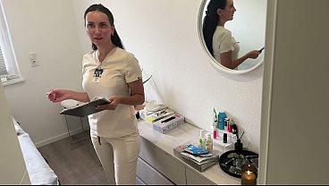 Cliente se masturba enquanto recebe massagem - Massagista se junta a ele