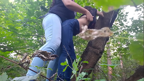 Fodeu minha namorada com um strapon na floresta - Lesbian Illusion Girls