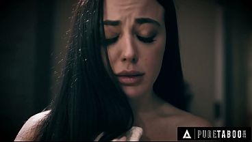 Paige engana namorada para agradar padrasto pervertido