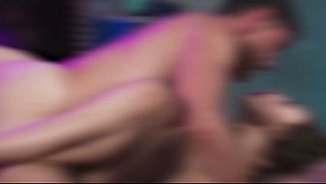 ADULTMOBILE - Morena deslumbrante recebe uma massagem quente de sua amante ruiva antes de uma intensa lambida de vagina.