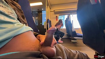 Uma garota desconhecida me masturbou e fez sexo oral em público no trem.
